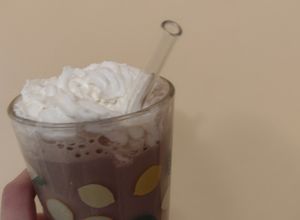 Zdjęcie przepisu Shake bananowy z bitą śmietaną.