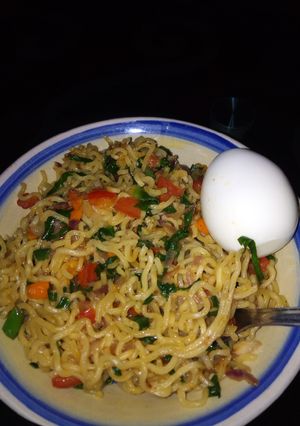 A picture of Noodles with vegies.