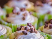 Una foto de muffin con nata