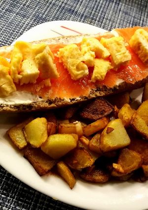 Una foto de Tan solo unas normales tostadas de salmón con filadelphia