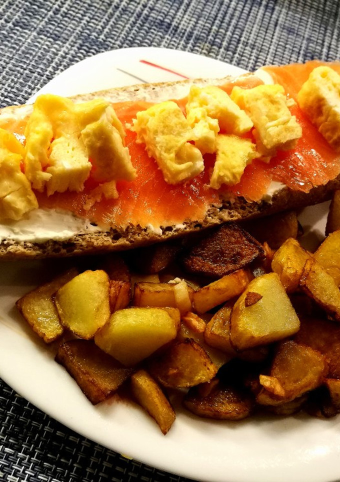Una foto de Tan solo unas normales tostadas de salmón con filadelphia