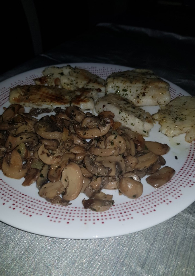 Una foto de Merluza con champiñones al ajillo
