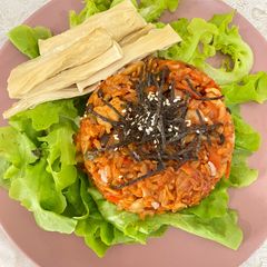 A picture of Kimchi fried rice (chicken).