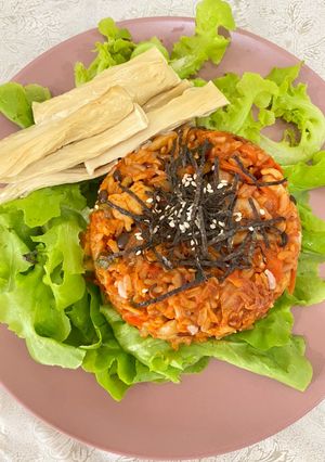 A picture of Kimchi fried rice (chicken).
