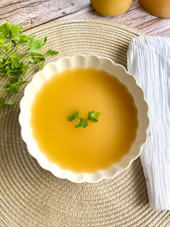 Una foto de Caldo de verduras (aprovechamiento espárragos)