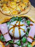 Pizza 4 fromages et Pizza sauce tomate, burrata et roquette