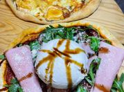Une photo de garniture pizza