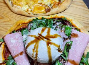 Une photo de Pizza 4 fromages et Pizza sauce tomate, burrata et roquette