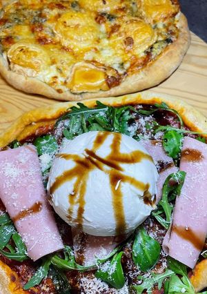 Une photo de Pizza 4 fromages et Pizza sauce tomate, burrata et roquette