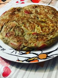 Una foto de Tortilla de corazones de alcachofa y tiras de pimiento asado
