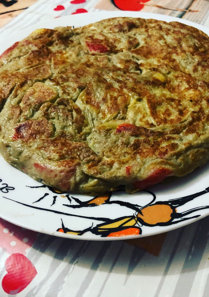 Una foto de Tortilla de corazones de alcachofa y tiras de pimiento asado
