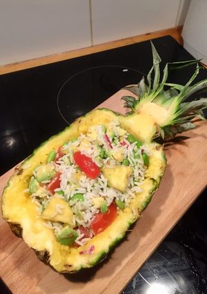 Une photo de Salade de riz à l’ananas tomate avocat oignon rouge & edamame