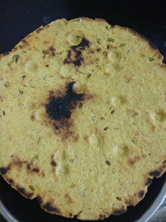 મસાલા ભાખરી(masala bhakhri Recipe in Gujarati) રેસીપી મુખ્ય ફોટો