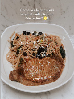 Una foto de Chuleta de cerdo asado en Air Fryer acompañado de pasta integral 🌾 y espinaca 🌿mezclando texturas 🤍
