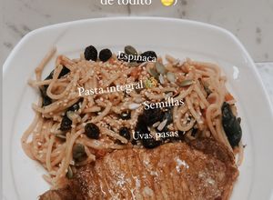 Una foto de Chuleta de cerdo asado en Air Fryer acompañado de pasta integral 🌾 y espinaca 🌿mezclando texturas 🤍