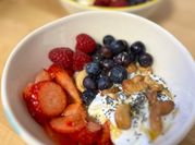 Una foto de bowl de fruta y yogur