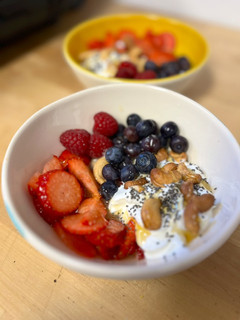 Una foto de Bowl de frutos rojos con yogur ¡desayuno a tope!