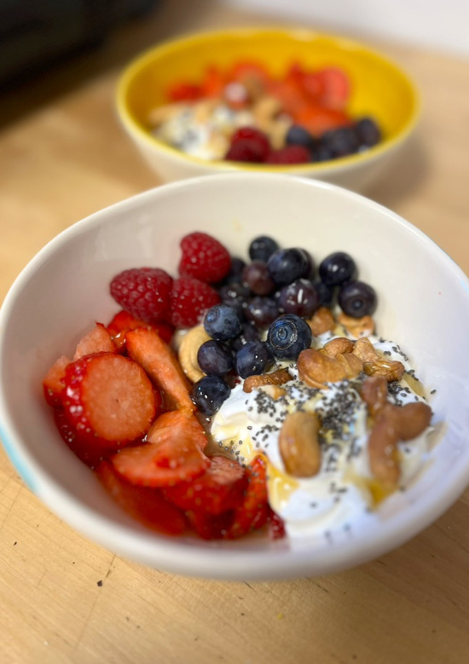 Una foto de Bowl de frutos rojos con yogur ¡desayuno a tope!