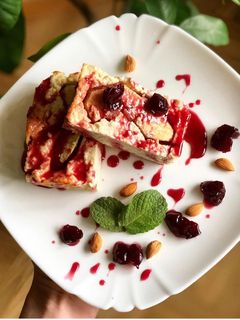 Фото Сирна запіканка з яблуком та варенням.