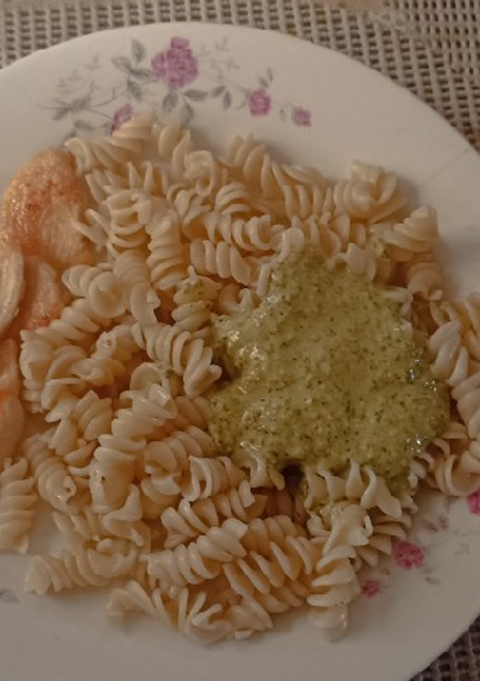 Una foto de Tallarines al pesto