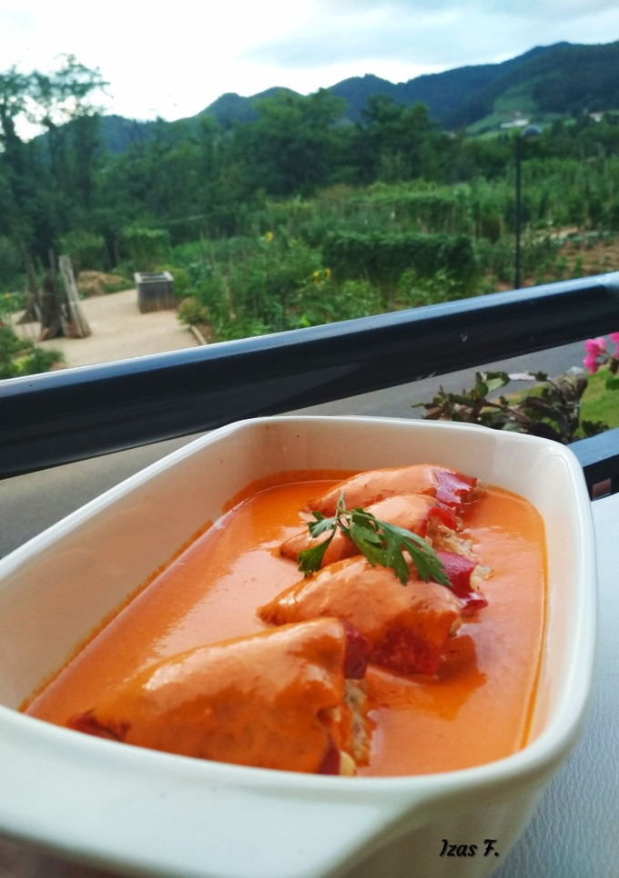 Una foto de Pimientos rellenos de arroz, merluza y tomate
