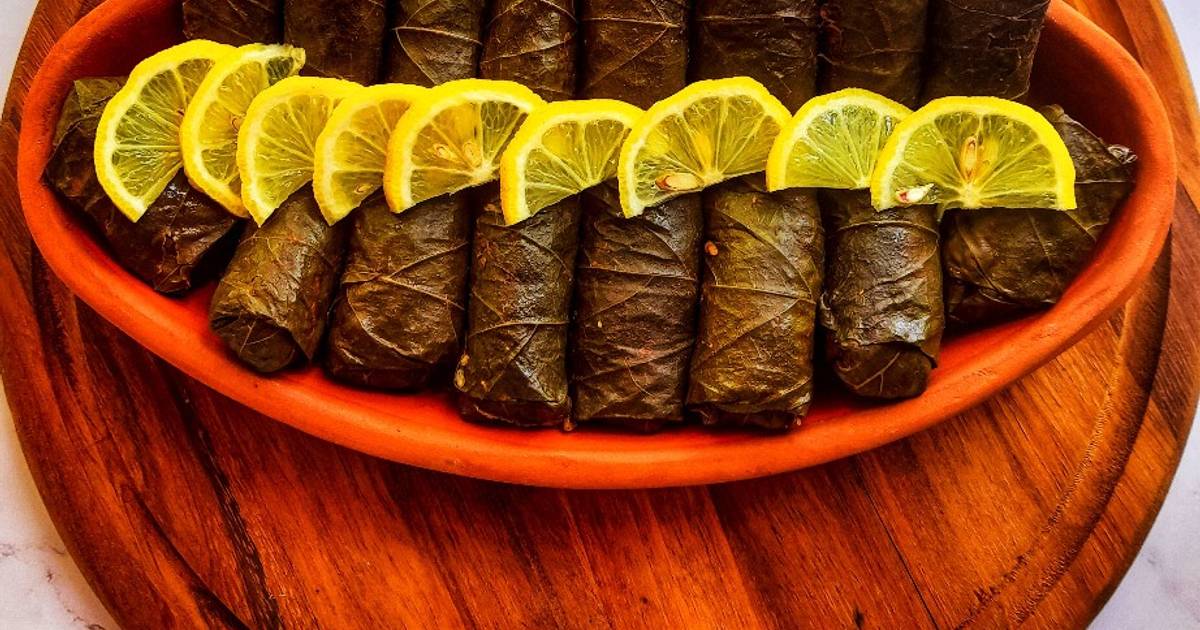 Dolmades Daun Anggur: Perpaduan Daun Asam dan Nasi Berbumbu

