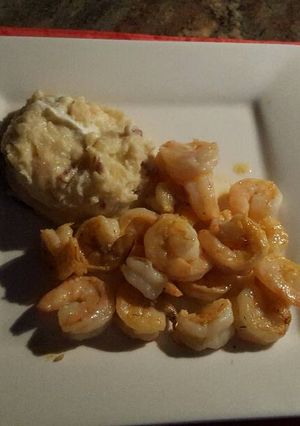 Una foto de Camarones con mantequilla y ajo