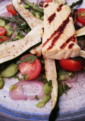 A picture of Warm halloumi salad.