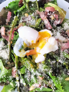 Una foto de Ensalada templada de trigueros con bacon y huevo