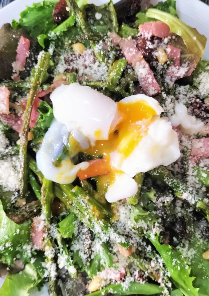 Una foto de Ensalada templada de trigueros con bacon y huevo