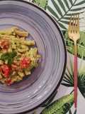 Caserecce integrali con crema di avocado, pomodorini e menta
