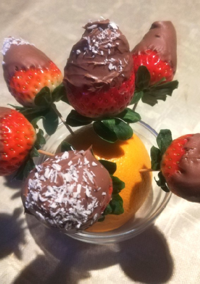 Una foto de Ramo de fresas con chocolate 🍓🍫💐