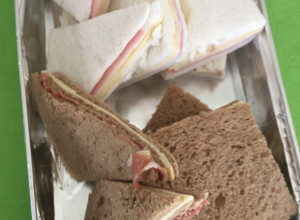 Una foto de Sándwiches de Miga de Jamón serrano, queso y Jamón Natural