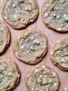 Una foto de Cookies de pistacho y chocolate blanco con Beurre noisette🍪 Chewy white chocolate pistacho cookies