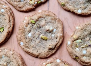 Una foto de Cookies de pistacho y chocolate blanco con Beurre noisette🍪 Chewy white chocolate pistacho cookies