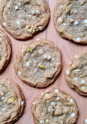 Una foto de Cookies de pistacho y chocolate blanco con Beurre noisette🍪 Chewy white chocolate pistacho cookies