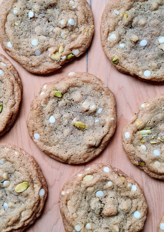 Una foto de Cookies de pistacho y chocolate blanco con Beurre noisette🍪 Chewy white chocolate pistacho cookies