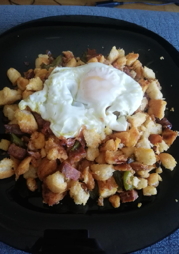 Una foto de Migas extremeñas con huevo frito 🍳