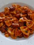 Farfalle en salsa de pimiento asado y panceta adobada