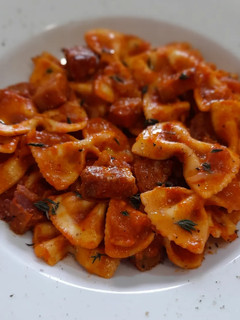 Una foto de Farfalle en salsa de pimiento asado y panceta adobada
