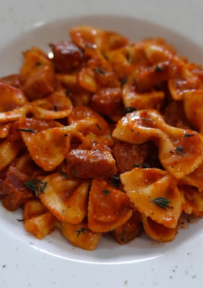Una foto de Farfalle en salsa de pimiento asado y panceta adobada