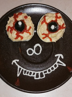 Una foto de Huevos rellenos ojos de monstruo de Halloween