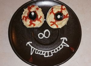 Foto principal de Huevos rellenos ojos de monstruo de Halloween