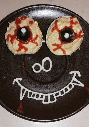 Una foto de Huevos rellenos ojos de monstruo de Halloween