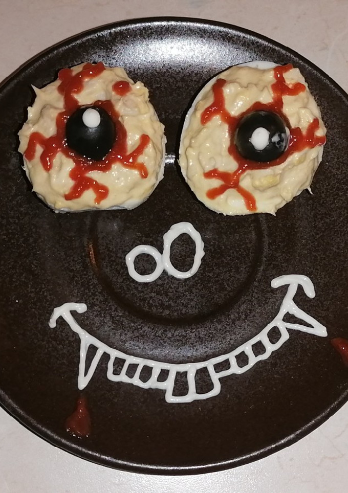 Una foto de Huevos rellenos ojos de monstruo de Halloween