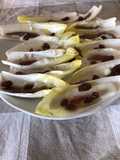 Endivias con Roquefort, anchoas y pasas sultanas