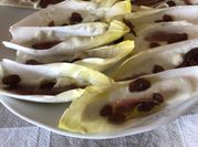 Una foto de endivias anchoa y queso