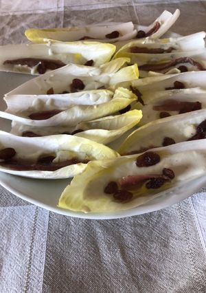 Una foto de Endivias con Roquefort, anchoas y pasas sultanas