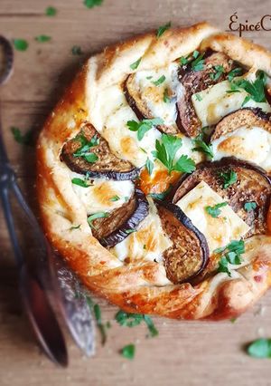 Une photo de Tarte rustique aubergine et fromage