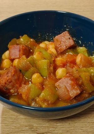 Una foto de Wok de magro de cerdo entomatado con garbanzos y judías verdes